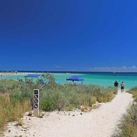 הוסטל קורל ביי Ningaloo Club Backpackers מראה חיצוני תמונה