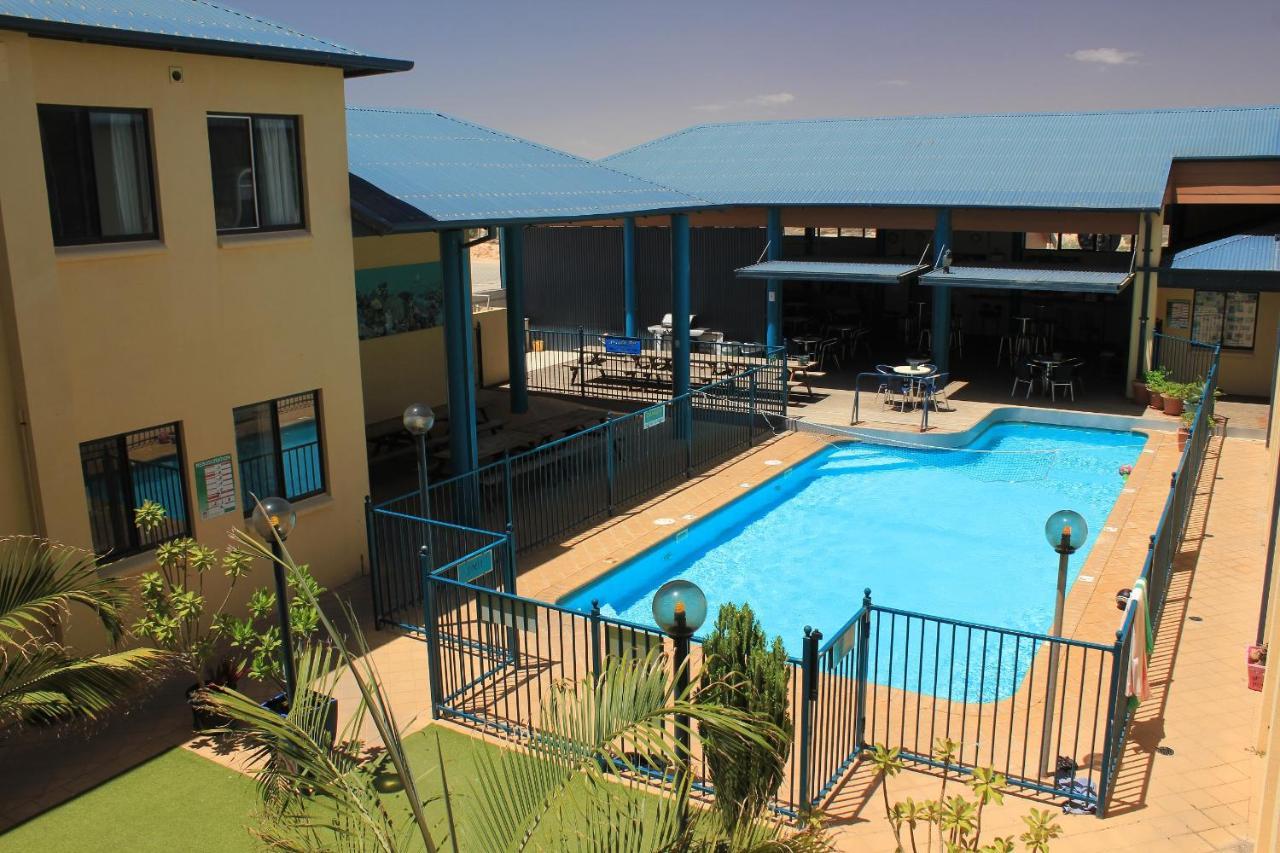 הוסטל קורל ביי Ningaloo Club Backpackers מראה חיצוני תמונה