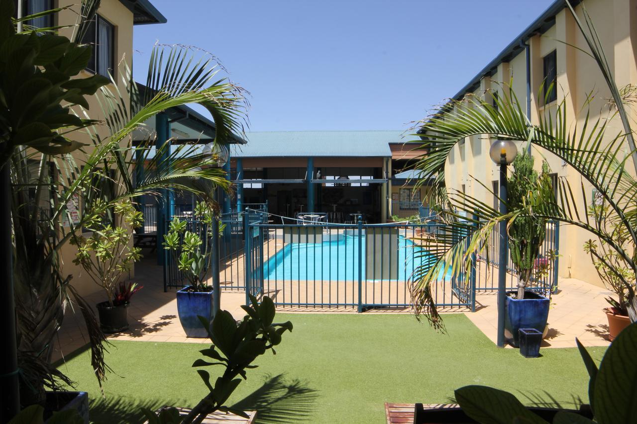 הוסטל קורל ביי Ningaloo Club Backpackers מראה חיצוני תמונה